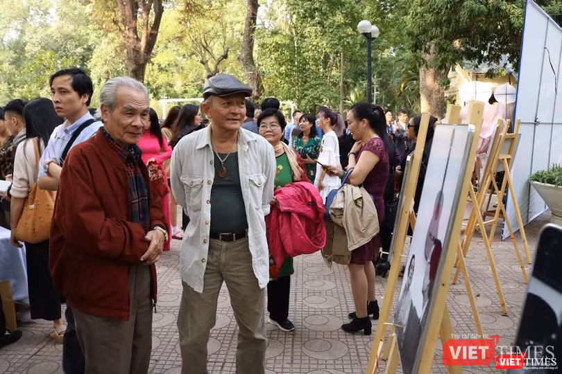 Từ sớm đã có rất nhiều người đến triển lãm Từ sớm đã có rất nhiều người đến triển lãm
