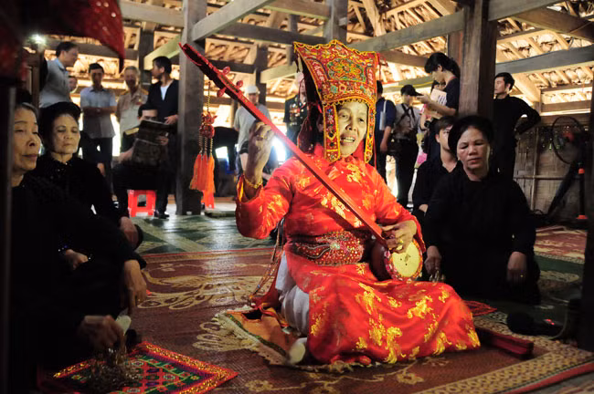 Then là một nghi lễ không thể thiếu trong đời sống tâm linh của người Tày, Nùng, Thái Then là một nghi lễ không thể thiếu trong đời sống tâm linh của người Tày, Nùng, Thái