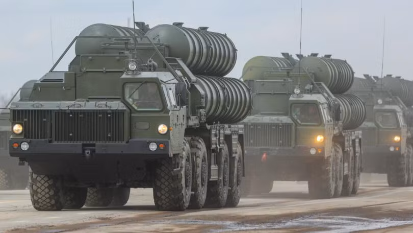 Sau sự cố phòng không Syria bắn nhầm máy bay trinh sát Il-20 của Nga khi chống lại không quân Israel, Nga đã quyết định chuyển giao hệ thống S-300 cho phòng không Syria. Sau sự cố phòng không Syria bắn nhầm máy bay trinh sát Il-20 của Nga khi chống lại không quân Israel, Nga đã quyết định chuyển giao hệ thống S-300 cho phòng không Syria.