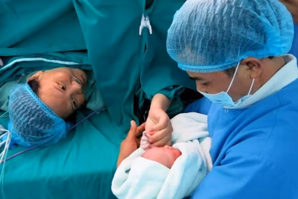 Chào đón em bé ra đời. Ảnh: Bệnh viện Đa khoa 16A Hà Đông Chào đón em bé ra đời. Ảnh: Bệnh viện Đa khoa 16A Hà Đông