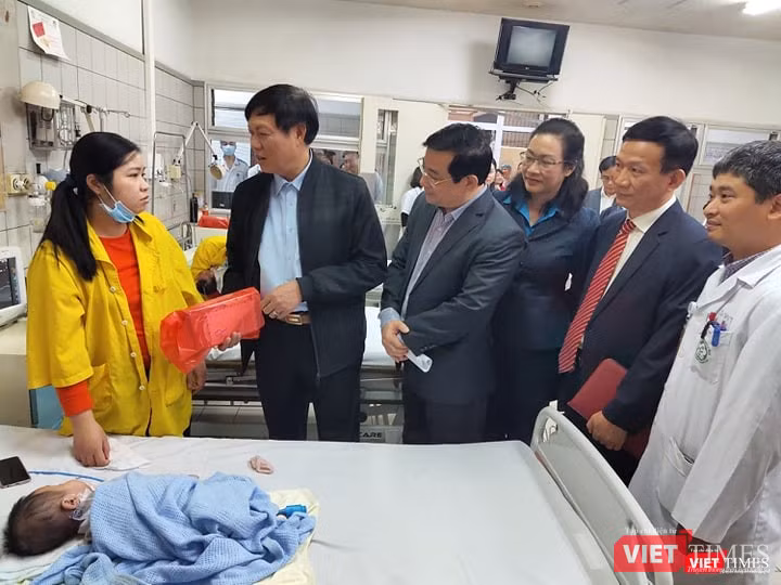 Thứ trưởng Bộ Y tế thăm hỏi, động viên gia đình bệnh nhi. Ảnh: Minh Thúy