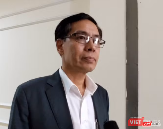 Ông Đặng Quang Tấn - Phó Cục trưởng Cục Y tế dự phòng, Bộ Y tế trả lời phỏng vấn báo chí về bệnh viêm phổi lạ. Ảnh: Chi Lê Ông Đặng Quang Tấn - Phó Cục trưởng Cục Y tế dự phòng, Bộ Y tế trả lời phỏng vấn báo chí về bệnh viêm phổi lạ. Ảnh: Chi Lê