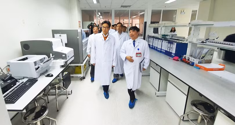 Phó Thủ tướng Vũ Đức Đam kiểm tra công tác phòng, chống dịch bệnh tại Bệnh viện Bệnh Nhiệt đới Trung ương cơ sở 2. Ảnh: Bộ Y tế