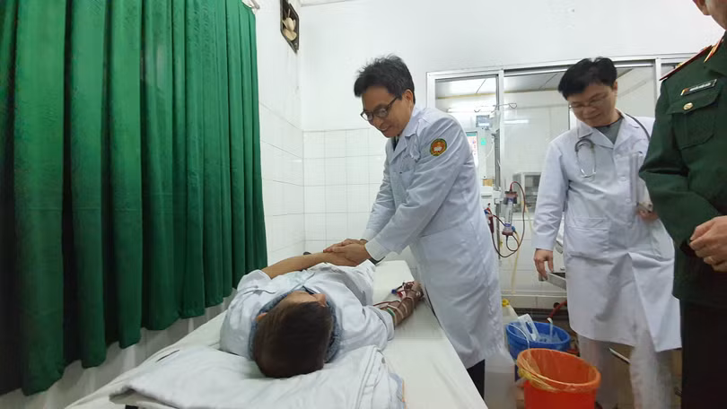 Phó Thủ tướng động viên bệnh nhân tại Khoa Thận, lọc máu và Khoa Hồi sức tích cực. Ảnh: Bộ Y tế