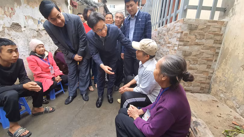Phó Thủ tướng thăm hỏi bệnh nhân tại xóm chạy thận. Ảnh: Bộ Y tế