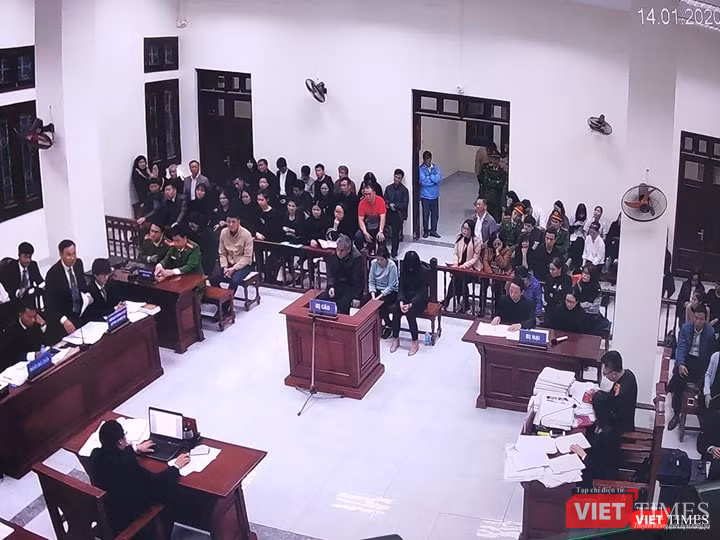 Các bị cáo nói lời sau cùng tại phiên tòa. Ảnh: Minh Thúy Các bị cáo nói lời sau cùng tại phiên tòa. Ảnh: Minh Thúy
