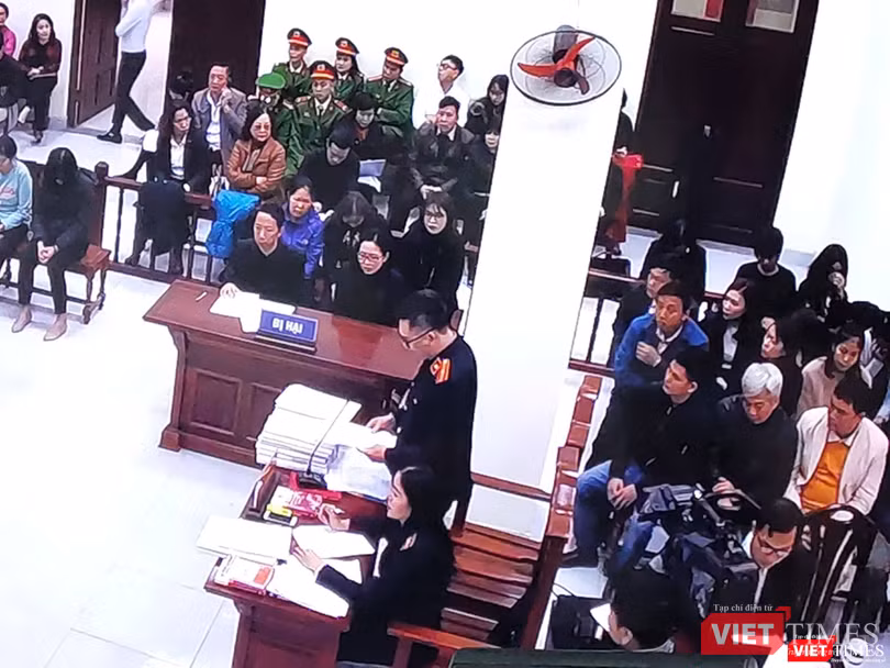Đại diện Viện Kiểm sát đọc bản cáo trạng vụ án. Ảnh: Minh Thúy