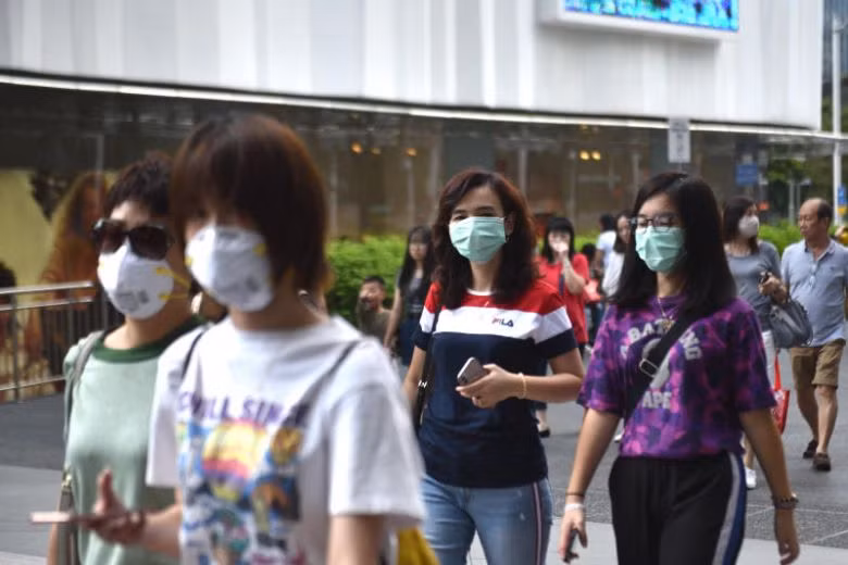Người dân đeo khẩu trang khi xuống đường. Ảnh: KELLY HUI Người dân đeo khẩu trang khi xuống đường. Ảnh: KELLY HUI