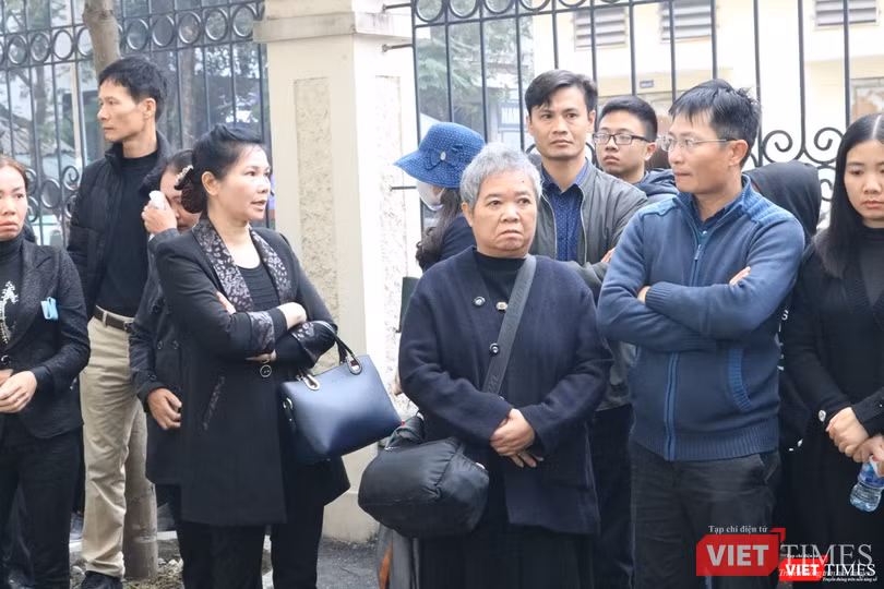 Gia đình bé Long chờ đợi tham gia phiên tòa. Ảnh: Minh Thúy