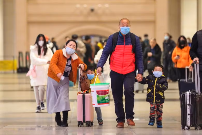 Hành khách tại Ga xe lửa Hankou (Vũ Hán, Trung Quốc). Ảnh: EPA-EFE Hành khách tại Ga xe lửa Hankou (Vũ Hán, Trung Quốc). Ảnh: EPA-EFE