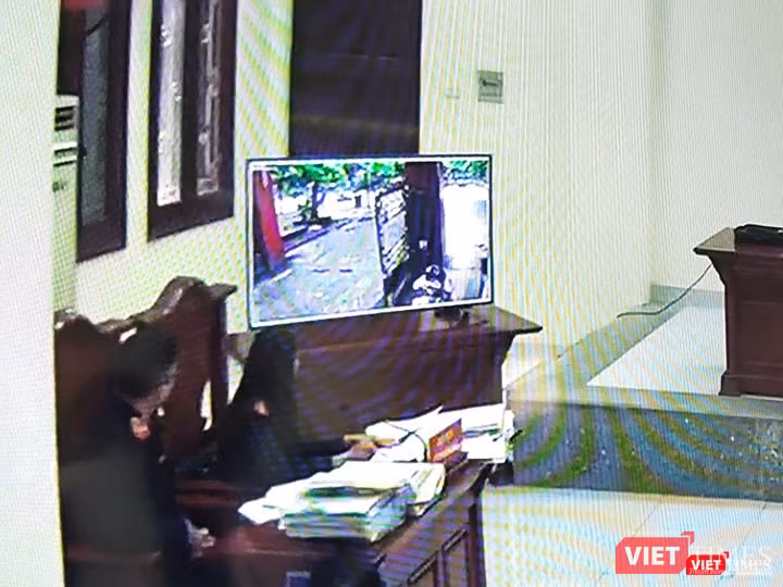 Hội đồng xét xử đã trình chiếu toàn bộ đoạn video clip do camera giám sát ghi lại. Ảnh: Minh Thúy Hội đồng xét xử đã trình chiếu toàn bộ đoạn video clip do camera giám sát ghi lại. Ảnh: Minh Thúy
