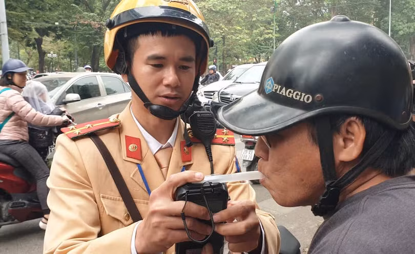 Cảnh sát giao thông đo nồng độ cồn. Ảnh: Internet Cảnh sát giao thông đo nồng độ cồn. Ảnh: Internet