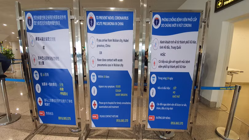 Hướng dẫn phòng, chống bệnh viêm phổi cấp của Bộ Y tế tại cửa khẩu sân bay quốc tế Nội Bài. Ảnh: Bộ Y tế Hướng dẫn phòng, chống bệnh viêm phổi cấp của Bộ Y tế tại cửa khẩu sân bay quốc tế Nội Bài. Ảnh: Bộ Y tế