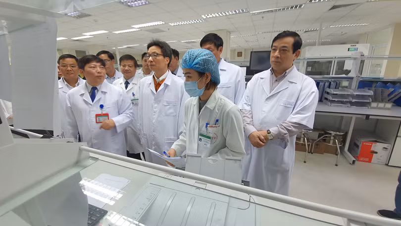 Phó Thủ tướng Vũ Đức Đam kiểm tra công tác phòng, chống dịch bệnh tại Bệnh viện Bệnh Nhiệt đới Trung ương cơ sở 2. Ảnh: Bộ Y tế