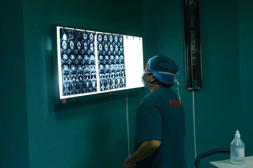 Bác sĩ xem phim chụp của bệnh nhân. Ảnh: Bệnh viện Nội tiết Trung ương