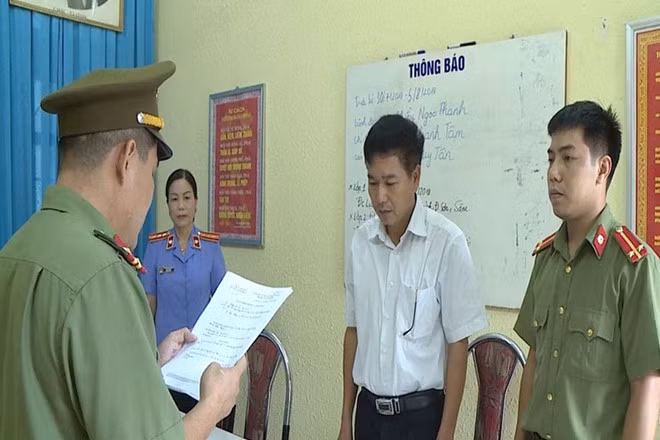 Ông Trần Xuân Yến (áo trắng) - Phó Giám đốc Sở GD&ĐT tỉnh Sơn La, nghe tống đạt quyết định khởi tố bị can. Ảnh: cơ quan điều tra Ông Trần Xuân Yến (áo trắng) - Phó Giám đốc Sở GD&ĐT tỉnh Sơn La, nghe tống đạt quyết định khởi tố bị can. Ảnh: cơ quan điều tra