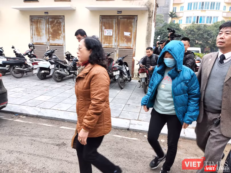 Bị cáo Nguyễn Bích Quy vội vã tham dự phiên tòa. Ảnh: Minh Thúy