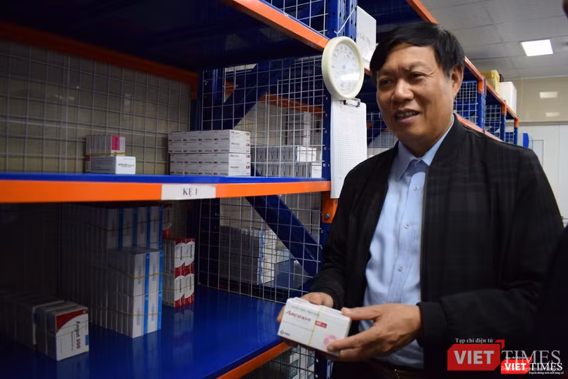 Thứ trưởng kiểm tra chất lượng thuốc tại Bệnh viện Bạch Mai. Ảnh: Chi Lê
