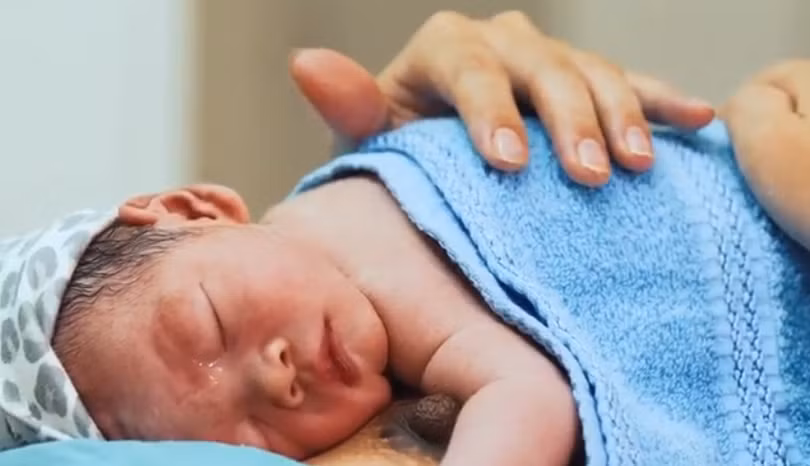 Trẻ được tiếp xúc da kề da với mẹ ngay sau khi chào đời. Ảnh: Trung tâm Y tế huyện Đông Giang Trẻ được tiếp xúc da kề da với mẹ ngay sau khi chào đời. Ảnh: Trung tâm Y tế huyện Đông Giang