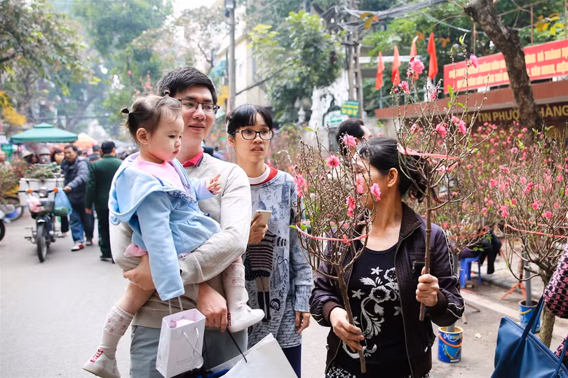 Cha mẹ có thể tranh thủ dạy con kỹ năng mềm khi đi chợ tết. Ảnh: Internet