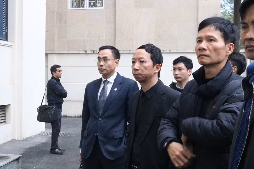 Ông Lê Văn Sơn – bố cháu Lê Hoàng Long chuẩn bị tham dự phiên tòa. Ảnh: Minh Thúy