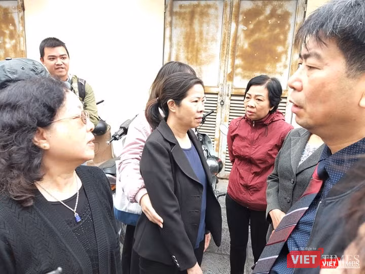 Bị cáo Nguyễn Bích Quy (áo đen ở giữa). Ảnh: Minh Thúy Bị cáo Nguyễn Bích Quy (áo đen ở giữa). Ảnh: Minh Thúy