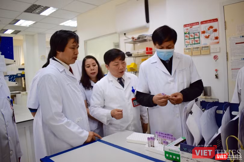 Thứ trưởng Bộ Y tế kiểm tra công tác chuẩn bị tại khu vực labo xét nghiệm Bệnh viện Bệnh Nhiệt đới Trung ương. Ảnh: Chi Lê
