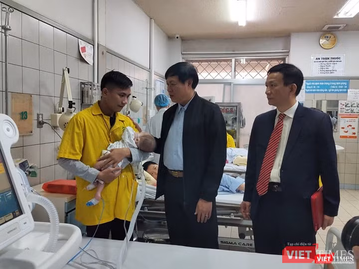 Thứ trưởng thăm hỏi bệnh nhi tại Bệnh viện Bạch Mai. Ảnh: Minh Thúy
