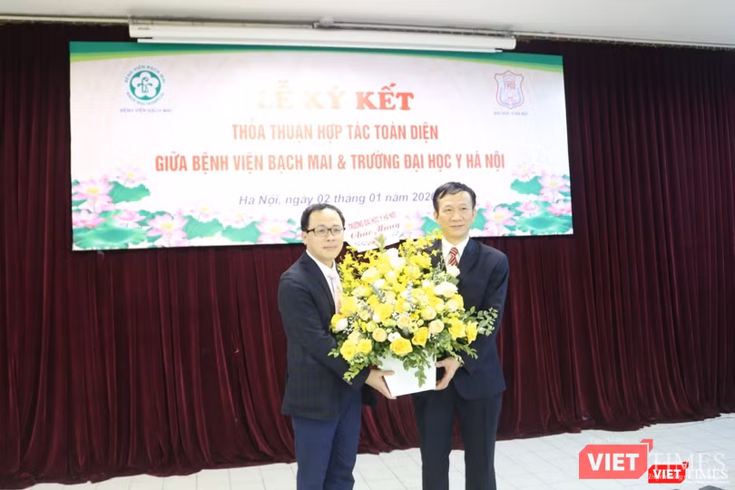 Đại diện Bệnh viện Bạch Mai và Trường Đại học Y Hà Nội chụp ảnh lưu niệm Đại diện Bệnh viện Bạch Mai và Trường Đại học Y Hà Nội chụp ảnh lưu niệm