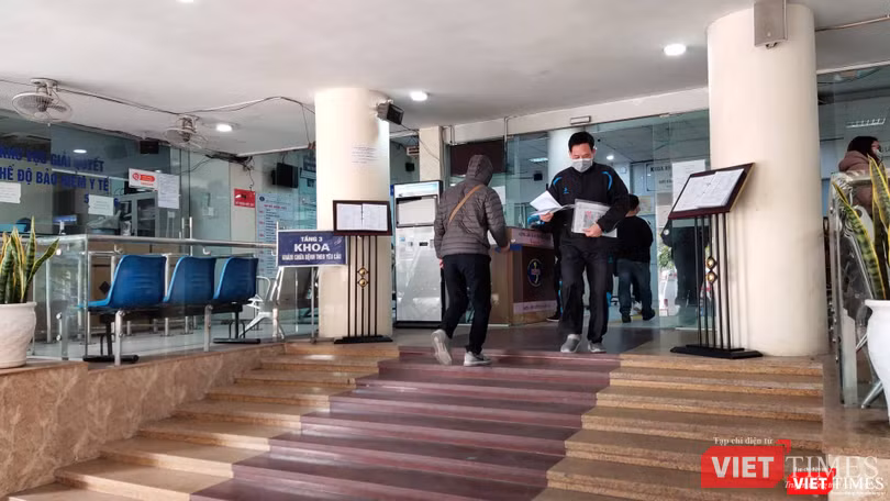 Từ sáng, rất đông người dân đã đến Bệnh viện Bệnh Nhiệt đới Trung ương để khám bệnh. Ảnh: Minh Thúy