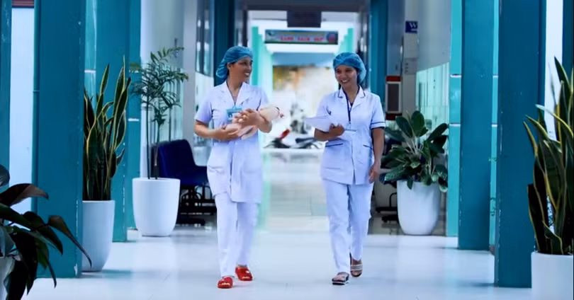 Trung tâm Y tế huyện Đông Giang là cơ sở y tế đầu tiên ở tuyến huyện tại Việt Nam thực hiện đúng quy trình chăm sóc sơ sinh thiết yếu sớm, tư vấn, hỗ trợ nuôi con bằng sữa mẹ. Ảnh: Trung tâm Y tế huyện Đông Giang Trung tâm Y tế huyện Đông Giang là cơ sở y tế đầu tiên ở tuyến huyện tại Việt Nam thực hiện đúng quy trình chăm sóc sơ sinh thiết yếu sớm, tư vấn, hỗ trợ nuôi con bằng sữa mẹ. Ảnh: Trung tâm Y tế huyện Đông Giang