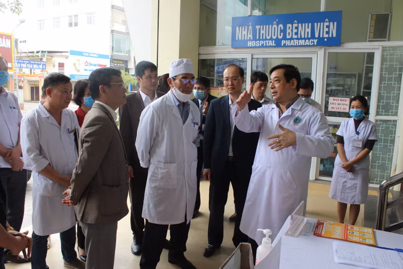PGS.TS. Lương Ngọc Khuê kiểm tra công tác phòng dịch tại Bệnh viện Trung ương Thái Nguyên. Ảnh: Lê Hảo PGS.TS. Lương Ngọc Khuê kiểm tra công tác phòng dịch tại Bệnh viện Trung ương Thái Nguyên. Ảnh: Lê Hảo