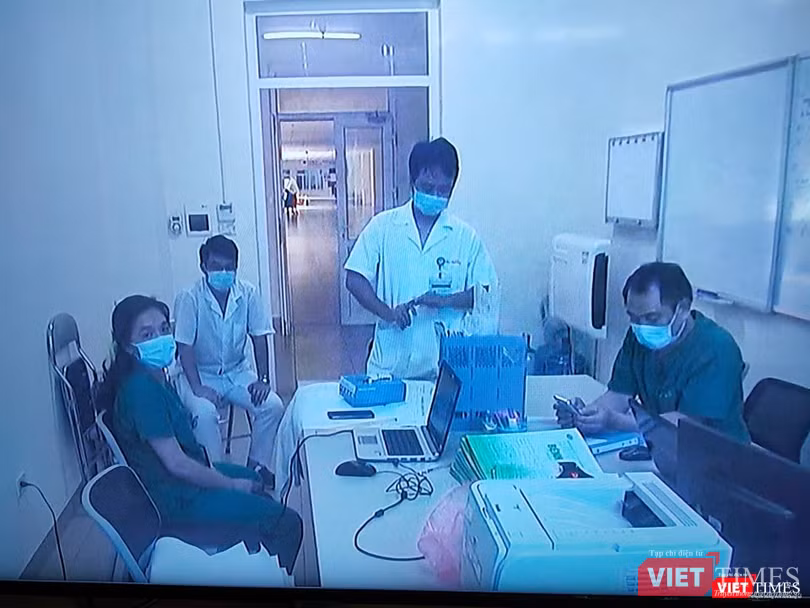 BS. Nguyễn Trung Cấp cùng các bác sĩ tại khoa Cấp cứu Bệnh viện Bệnh Nhiệt đới Trung ương BS. Nguyễn Trung Cấp cùng các bác sĩ tại khoa Cấp cứu Bệnh viện Bệnh Nhiệt đới Trung ương