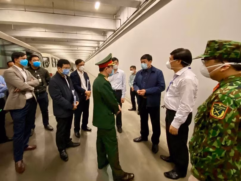 Thứ trưởng Bộ Y tế Đỗ Xuân Tuyên trao đổi về công tác phòng, chống dịch bệnh với các cán bộ tại sân bay. Ảnh: Minh Thư