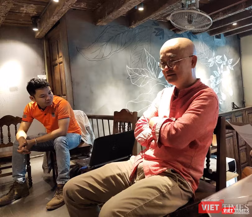 Họa sĩ Tào Linh (bên phải) – Trưởng nhóm họa sĩ Đa diện. Ảnh: Minh Thúy Họa sĩ Tào Linh (bên phải) – Trưởng nhóm họa sĩ Đa diện. Ảnh: Minh Thúy