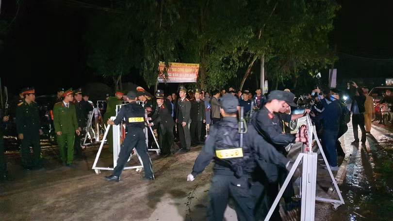 Cảnh sát cơ động cùng các đơn vị liên quan dỡ chốt kiểm dịch tại Sơn Lôi. Ảnh: Tuấn Dũng - BYT