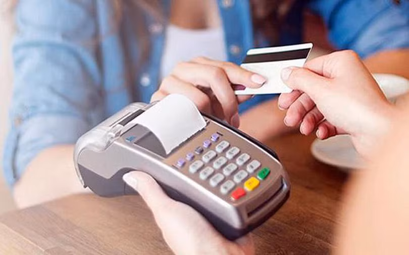Tiếp xúc vào tiền, thẻ tín dụng. Ảnh: Internet Tiếp xúc vào tiền, thẻ tín dụng. Ảnh: Internet