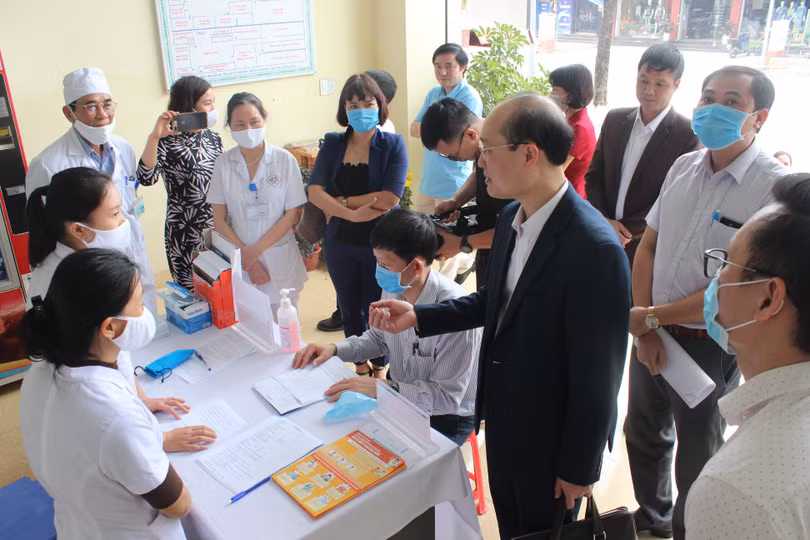 Đoàn công tác của Bộ Y tế kiểm tra việc phòng, chống dịch tại Bệnh viện Ảnh: Lê Hảo Đoàn công tác của Bộ Y tế kiểm tra việc phòng, chống dịch tại Bệnh viện Ảnh: Lê Hảo