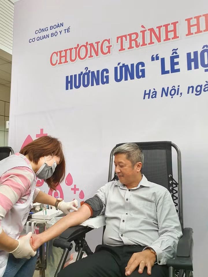 PGS.TS. Nguyễn Trường Sơn - Thứ trưởng Bộ Y tế trực tiếp tham gia hiến máu tại Viện Huyết học và Truyền máu Trung ương. Ảnh: Khánh Phương PGS.TS. Nguyễn Trường Sơn - Thứ trưởng Bộ Y tế trực tiếp tham gia hiến máu tại Viện Huyết học và Truyền máu Trung ương. Ảnh: Khánh Phương