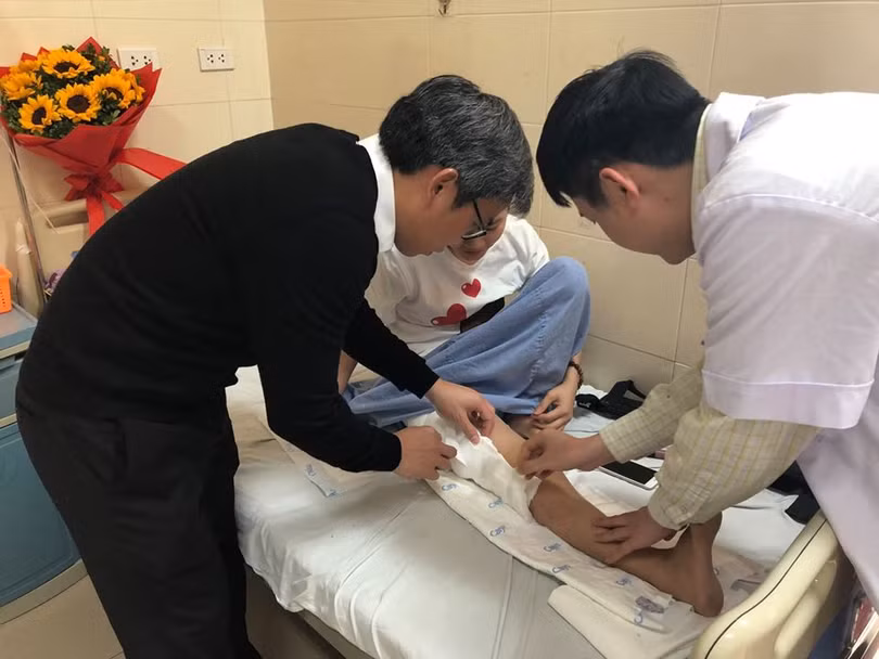 PGS.TS. Trần Trung Dũng và BS. Nguyễn Trần Quang Sáng kiểm tra vết mổ cho bệnh nhân H. Ảnh: Sơn Tùng PGS.TS. Trần Trung Dũng và BS. Nguyễn Trần Quang Sáng kiểm tra vết mổ cho bệnh nhân H. Ảnh: Sơn Tùng