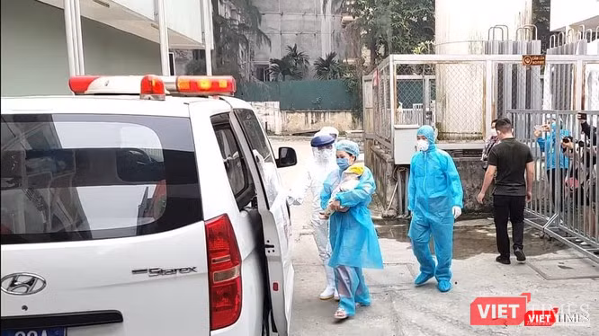 Bé gái 3 tháng tuổi mắc COVID-19 khỏe mạnh xuất viện về Vĩnh Phúc ngày 20/2. Ảnh: Minh Thúy Bé gái 3 tháng tuổi mắc COVID-19 khỏe mạnh xuất viện về Vĩnh Phúc ngày 20/2. Ảnh: Minh Thúy