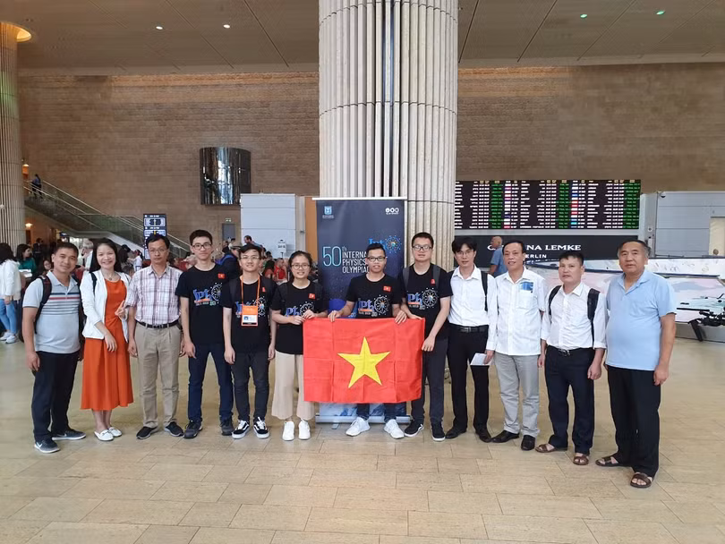 Đội tuyển quốc gia Việt Nam lên đường tham dự Olympic Vật lý quốc tế Đội tuyển quốc gia Việt Nam lên đường tham dự Olympic Vật lý quốc tế