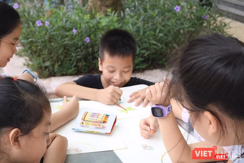 Các bé cùng nhau sáng tạo những bức tranh độc đáo Các bé cùng nhau sáng tạo những bức tranh độc đáo
