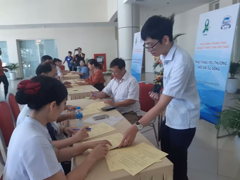 Nhiều người đã đến đăng ký hiến mô, tạng trong chương trình “Trao tặng yêu thương – Nối dài sự sống” Nhiều người đã đến đăng ký hiến mô, tạng trong chương trình “Trao tặng yêu thương – Nối dài sự sống”