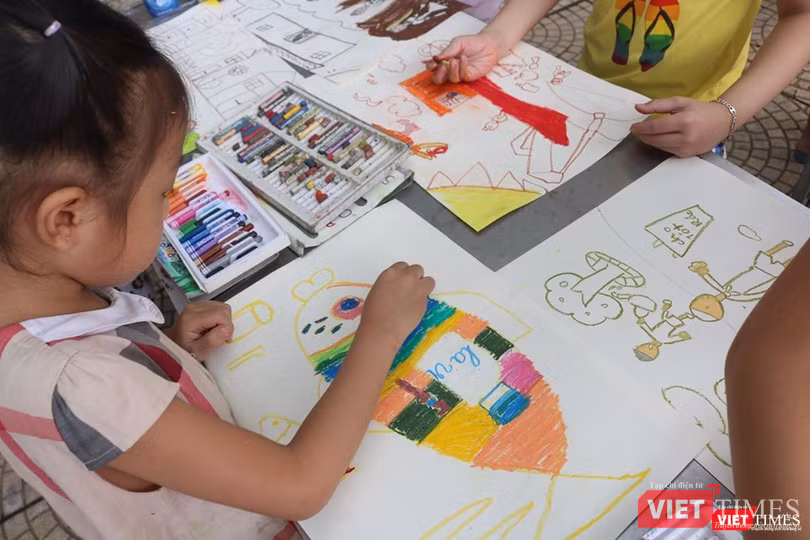 Bức tranh "cá rô bốt bảo vệ môi trường biển" của bé Minh Ngọc Bức tranh "cá rô bốt bảo vệ môi trường biển" của bé Minh Ngọc