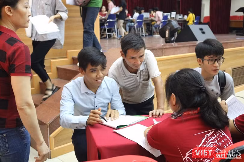 Học sinh và phụ huynh được tư vấn về thủ tục nhập học Học sinh và phụ huynh được tư vấn về thủ tục nhập học