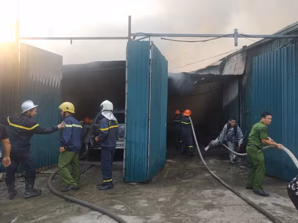 Lực lượng chức năng đang cố dập cháy tại dãy nhà xưởng sản xuất điện tử trong ngõ 300 đường Nguyễn Xiển vào ngày 28/8 ở quận Thanh Xuân Lực lượng chức năng đang cố dập cháy tại dãy nhà xưởng sản xuất điện tử trong ngõ 300 đường Nguyễn Xiển vào ngày 28/8 ở quận Thanh Xuân