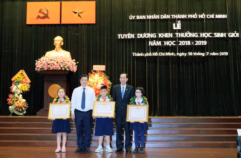 Ông Nguyễn Hữu Độ - Thứ trưởng Bộ GD&ĐT trao Bằng khen cho các học sinh có thành tích xuất sắc Ông Nguyễn Hữu Độ - Thứ trưởng Bộ GD&ĐT trao Bằng khen cho các học sinh có thành tích xuất sắc