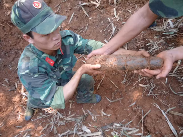 Những “thần chết” đang chốn trong đất và bị các chiến sĩ công binh Lữ đoàn 299 phát hiện, xử lý.