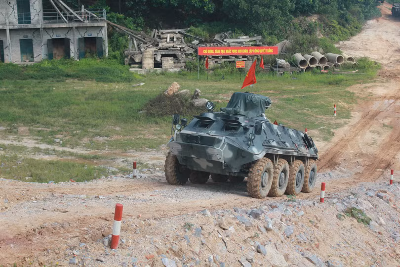 Xe bọc thép thực hành vượt dốc.